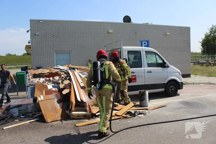 Lading achterop bestelbus vat vlam