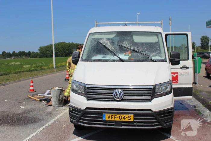 Lading achterop bestelbus vat vlam