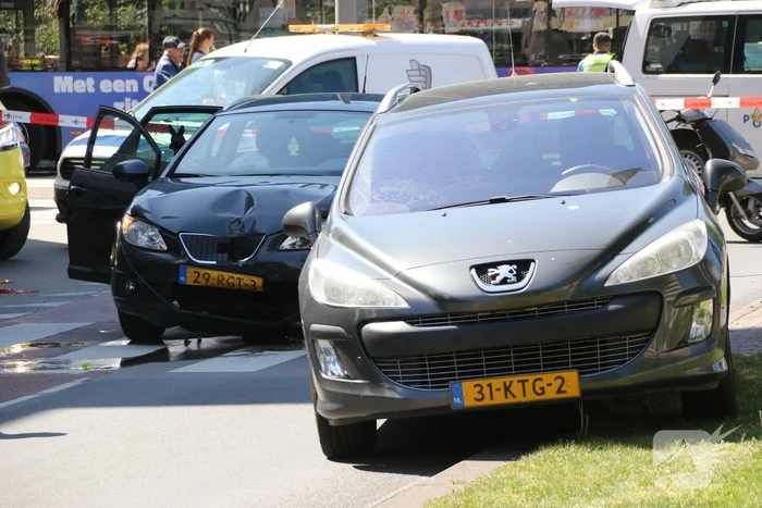 Flinke schade en gewonde na kop-staart botsing