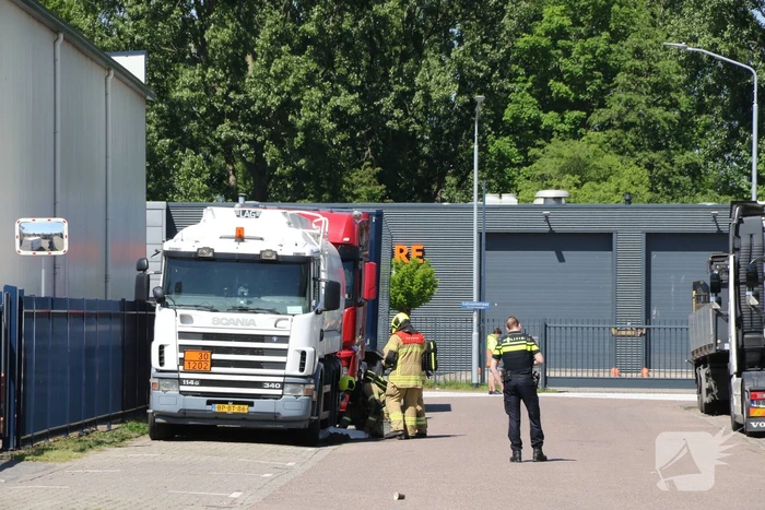 Tankwagen lekt gasolie op industrieterrein