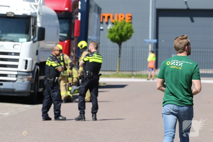 Tankwagen lekt gasolie op industrieterrein