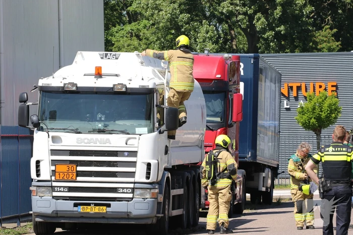 Tankwagen lekt gasolie op industrieterrein