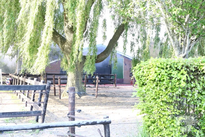 Uitslaande brand in leegstaande stal