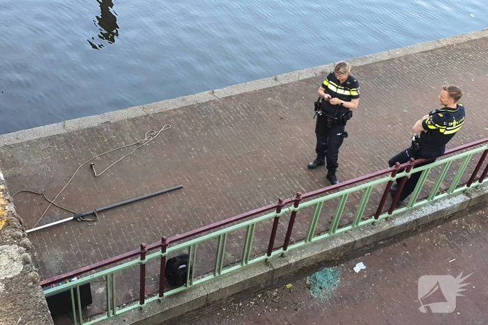 Magneetvisser haalt explosief uit water