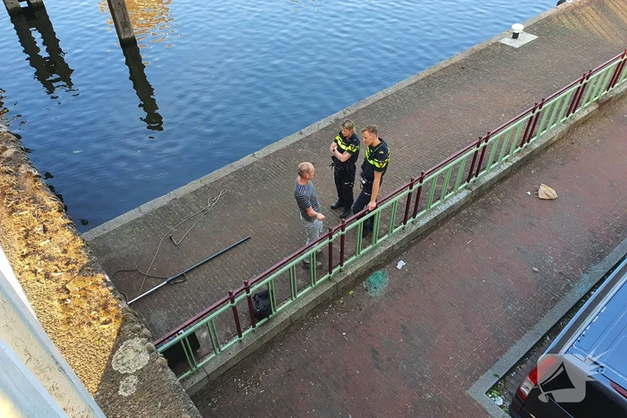 Magneetvisser haalt explosief uit water
