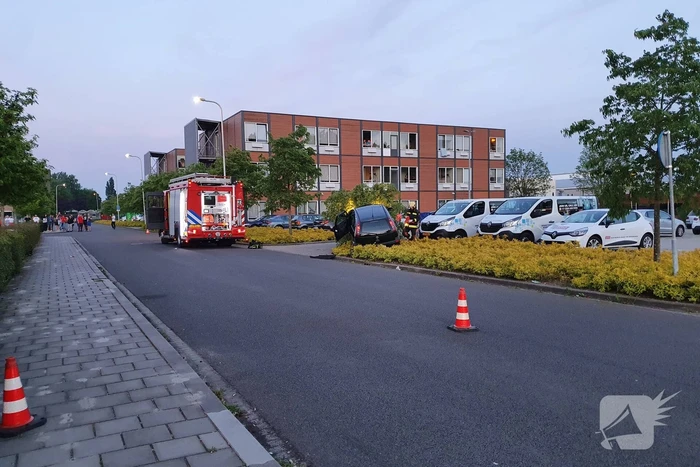 Automobilist belandt in bosschages parkeerplaats