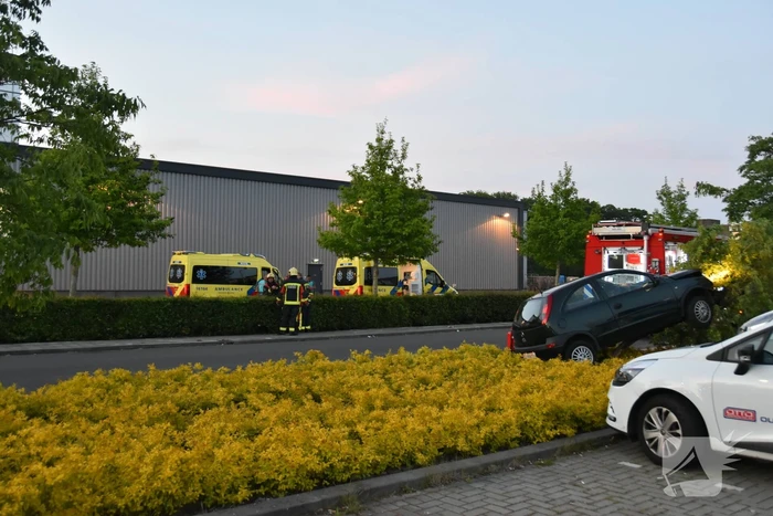 Automobilist belandt in bosschages parkeerplaats