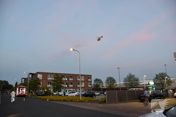 Automobilist belandt in bosschages parkeerplaats