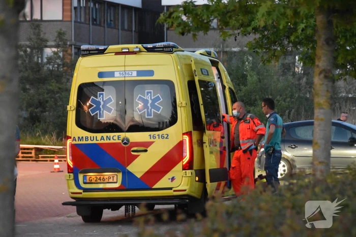 Automobilist belandt in bosschages parkeerplaats