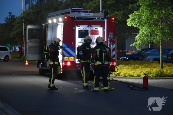 Automobilist belandt in bosschages parkeerplaats