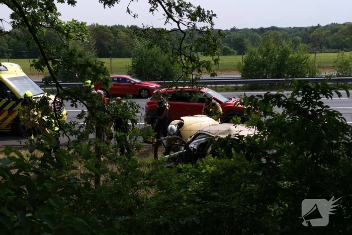 Auto raakt van snelweg en crasht