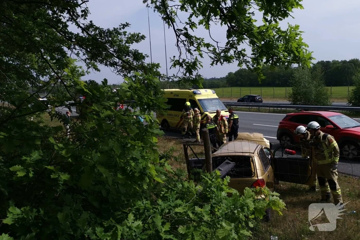 Auto raakt van snelweg en crasht