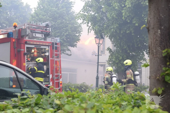 Grote uitslaande brand in woning