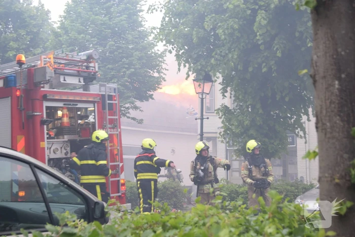 Grote uitslaande brand in woning