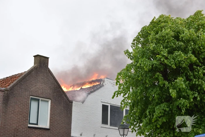 Grote uitslaande brand in woning