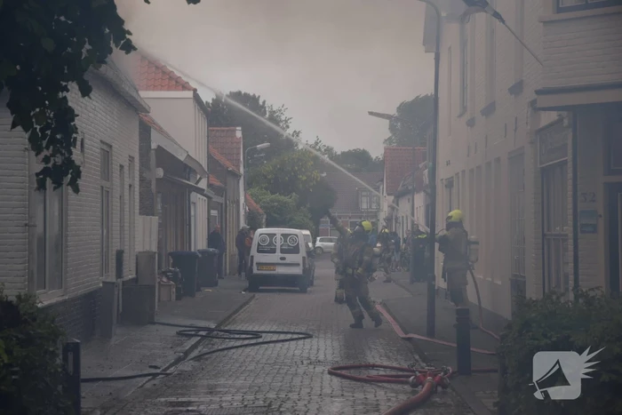 Grote uitslaande brand in woning