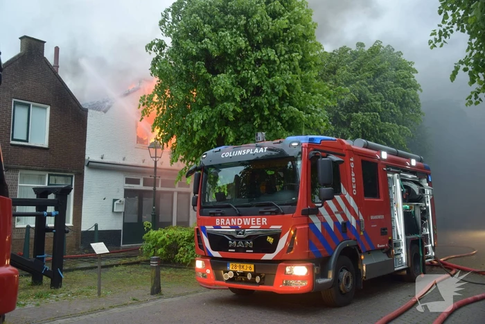 Grote uitslaande brand in woning