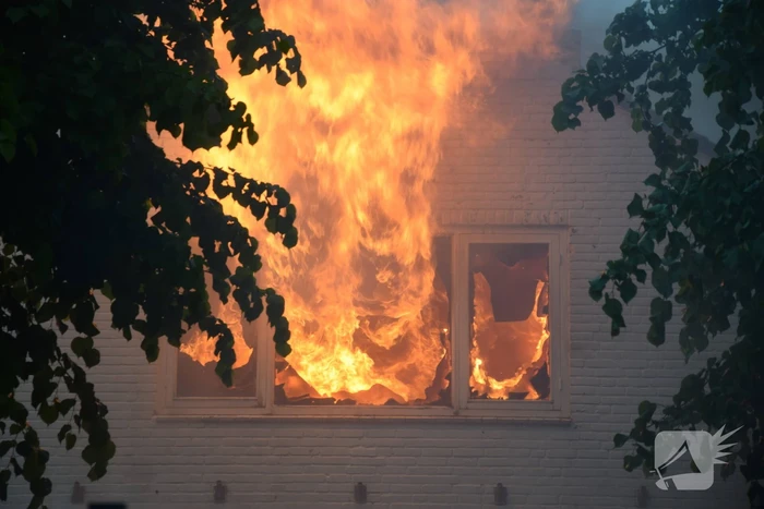 Grote uitslaande brand in woning