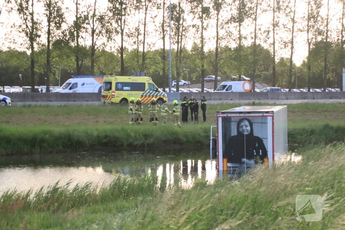 Vrachtwagen PostNL belandt in sloot