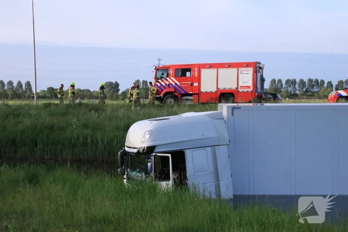 Vrachtwagen PostNL belandt in sloot