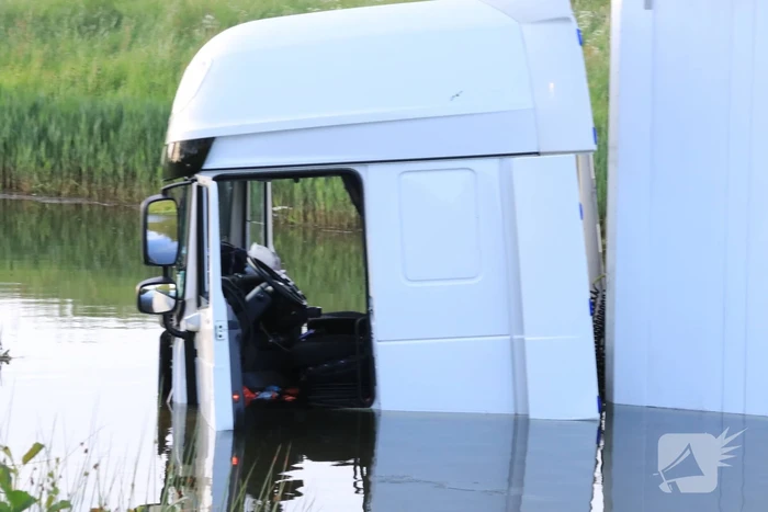 Vrachtwagen PostNL belandt in sloot