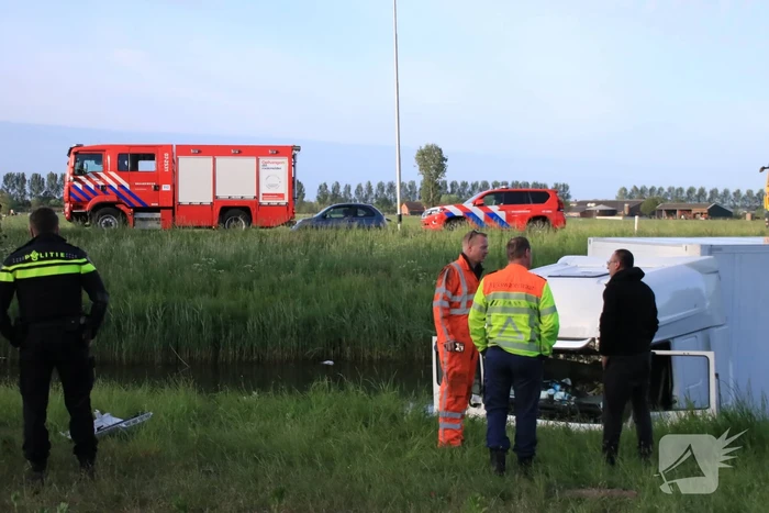 Vrachtwagen PostNL belandt in sloot