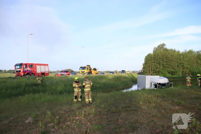 Vrachtwagen PostNL belandt in sloot