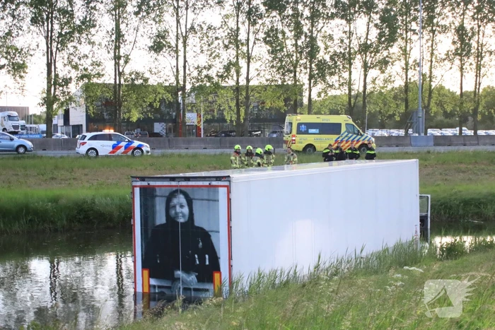 Vrachtwagen PostNL belandt in sloot