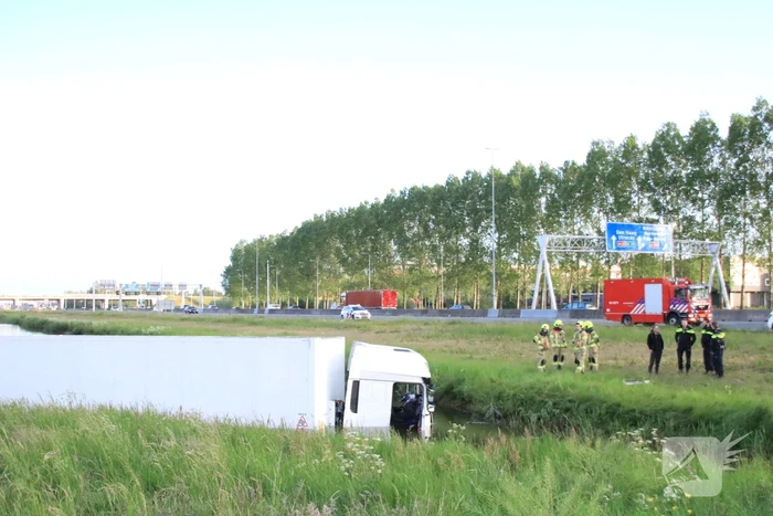 Vrachtwagen PostNL belandt in sloot