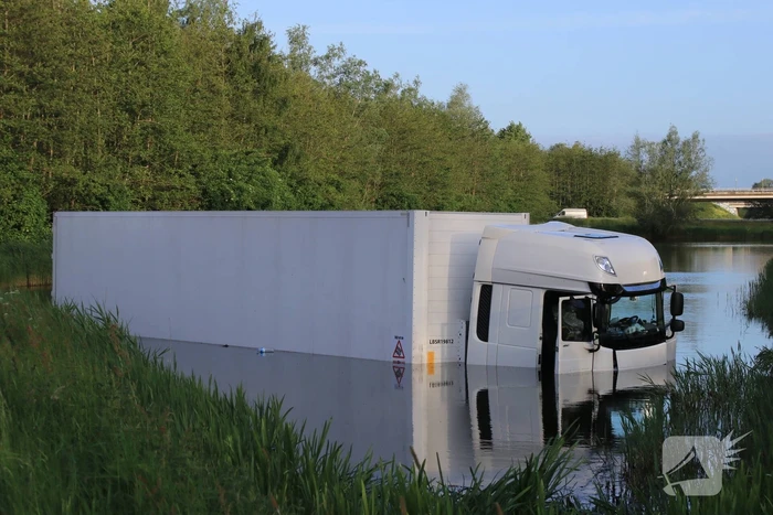 Vrachtwagen PostNL belandt in sloot