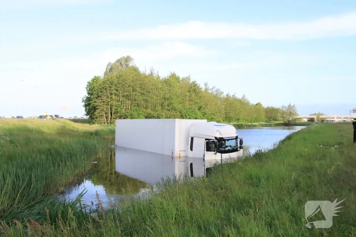 Vrachtwagen PostNL belandt in sloot