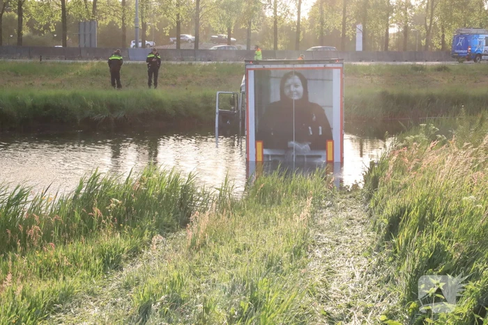 Vrachtwagen PostNL belandt in sloot