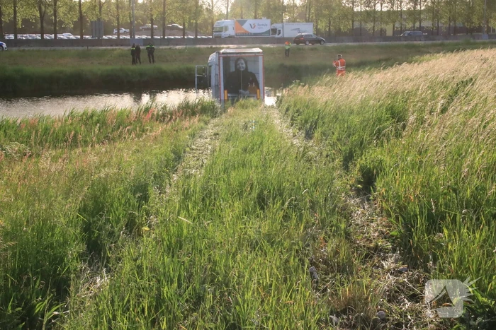 Vrachtwagen PostNL belandt in sloot