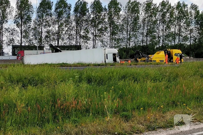 Vrachtwagen PostNL belandt in sloot
