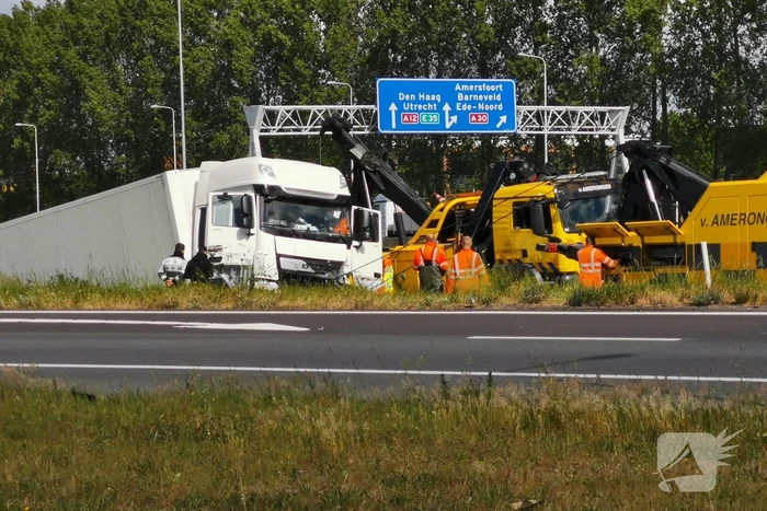Vrachtwagen PostNL belandt in sloot