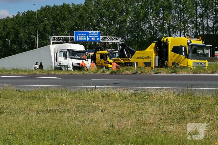 Vrachtwagen PostNL belandt in sloot