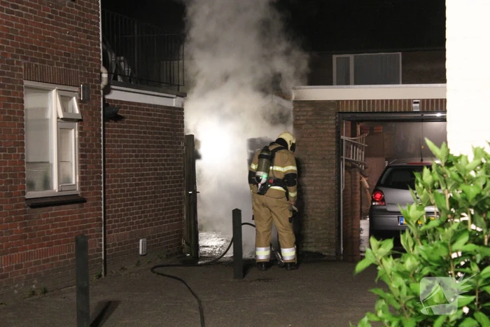 Brand in kliko slaat over naar schutting