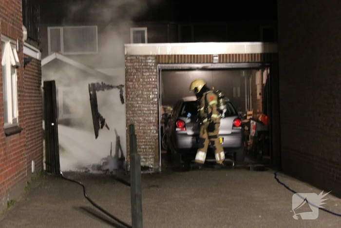 Brand in kliko slaat over naar schutting