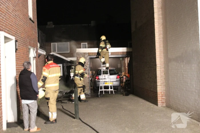 Brand in kliko slaat over naar schutting