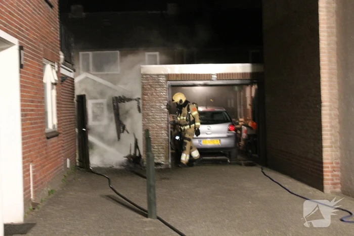 Brand in kliko slaat over naar schutting