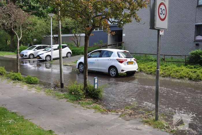 Straten blank na gesprongen waterleiding