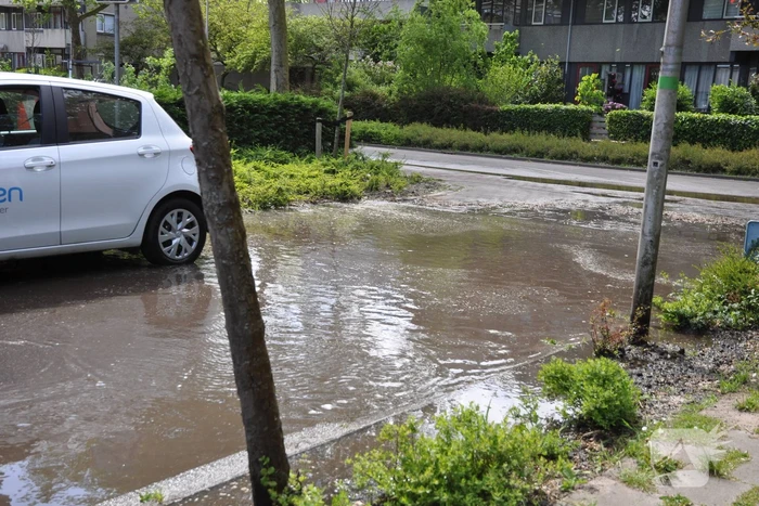 Straten blank na gesprongen waterleiding