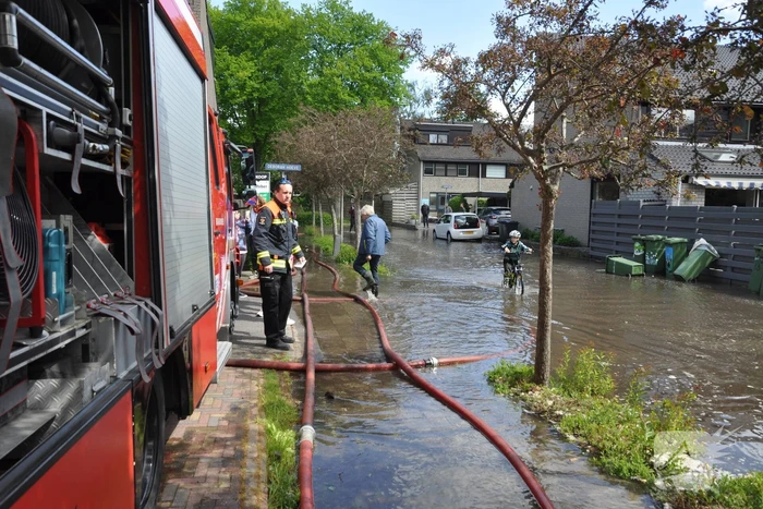 Straten blank na gesprongen waterleiding