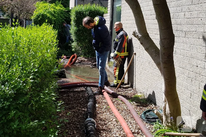 Straten blank na gesprongen waterleiding