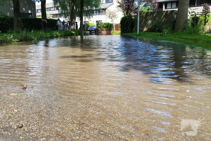 Straten blank na gesprongen waterleiding