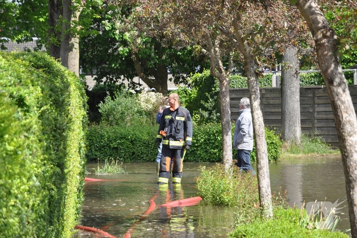 Straten blank na gesprongen waterleiding