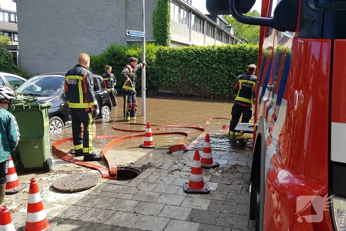 Straten blank na gesprongen waterleiding