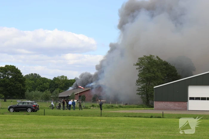 Vele rookwolken door grote brand in schuur