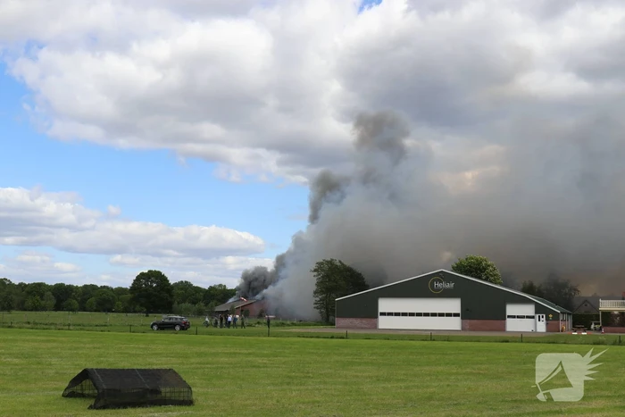 Vele rookwolken door grote brand in schuur