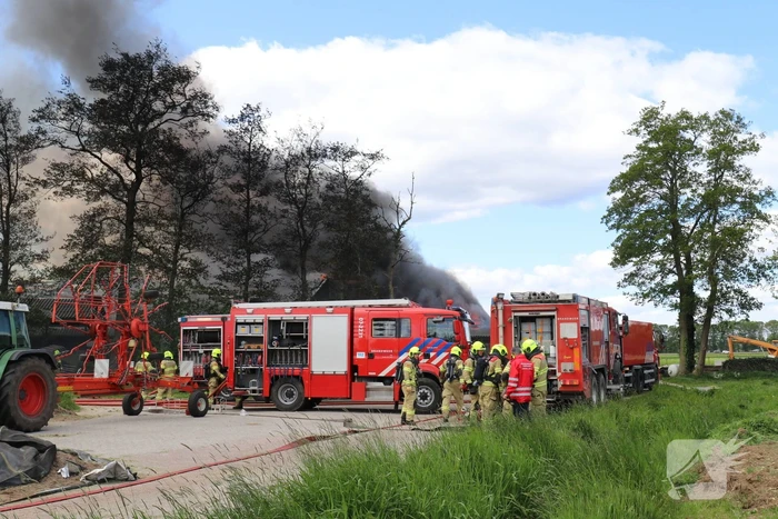 Vele rookwolken door grote brand in schuur